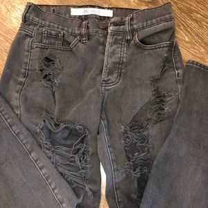 BRANDY MELVILLE RIPPED JEANS